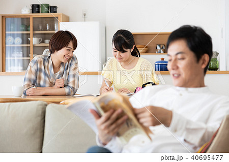 勉強をみまもる母親 勉強をみまもる母親 40695477