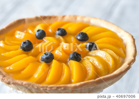 Tart with peaches and blueberry 40697006
