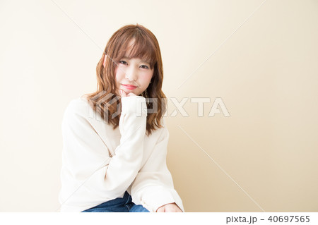 座る女性 40697565