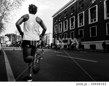 back man runner running marathon 40698183