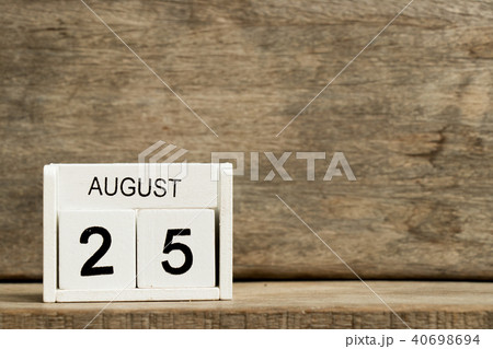 White block calendar present date 25 and August 40698694