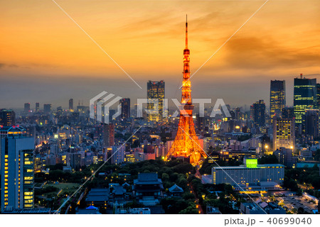 Tokyo tower light up at dusk 40699040