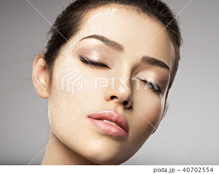 dry cosmetic makeup powder is on the female face. 40702554