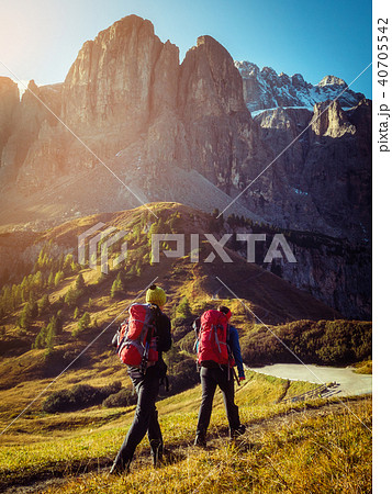 Travelers hike breathtaking landscape of Dolomites Travelers hike breathtaking landscape of Dolomites 40705542