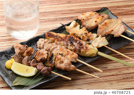 居酒屋メニュー 焼き鳥盛り合わせと冷酒の写真素材