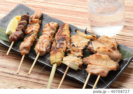 居酒屋メニュー 焼き鳥盛り合わせと冷酒 居酒屋メニュー 焼き鳥盛り合わせと冷酒 40708727