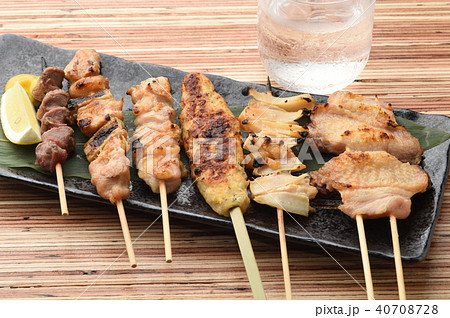 居酒屋メニュー 焼き鳥盛り合わせと冷酒 居酒屋メニュー 焼き鳥盛り合わせと冷酒 40708728