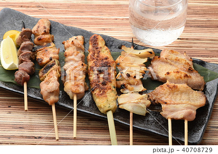 居酒屋メニュー 焼き鳥盛り合わせと冷酒 居酒屋メニュー 焼き鳥盛り合わせと冷酒 40708729