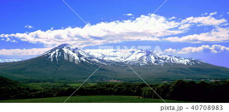 新緑に包まれた山 新緑に包まれた山 40708983