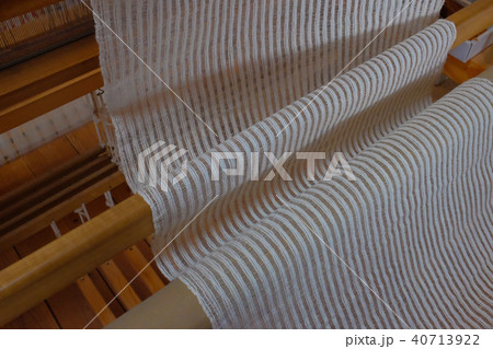 機の上で織り上がった織り布 40713922