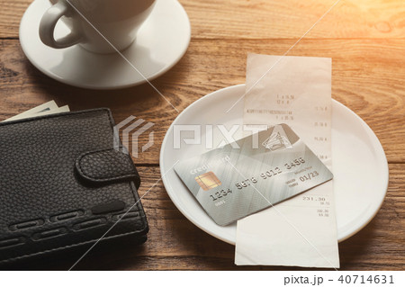 Restaurant bill and credit card on wooden table Restaurant bill and credit card on wooden table 40714631