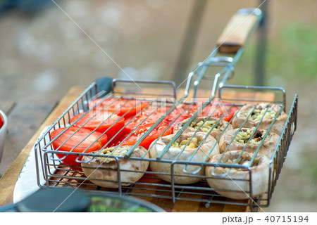 Fresh tomatoes and mushrooms with garlic 40715194