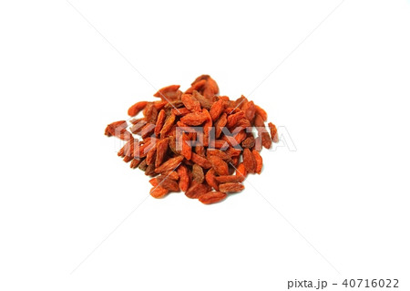 薬膳食材生薬・クコの乾燥果実枸杞子（くこし）・白バック横位置やや俯瞰 40716022