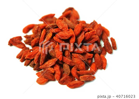 薬膳食材生薬・クコの乾燥果実枸杞子(くこし)・白バック横位置やや俯瞰アップ 薬膳食材生薬・クコの乾燥果実枸杞子(くこし)・白バック横位置やや俯瞰アップ 40716023