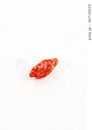 薬膳食材生薬・クコの乾燥果実枸杞子(くこし)1個・白バック縦位置 薬膳食材生薬・クコの乾燥果実枸杞子(くこし)1個・白バック縦位置 40716029