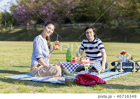 ピクニックをするカップル 40716349
