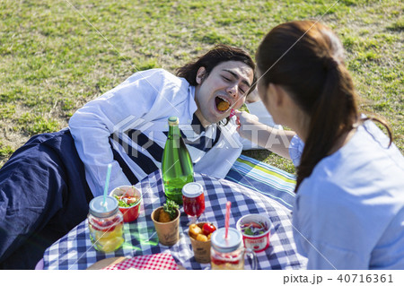ピクニックをするカップル 40716361