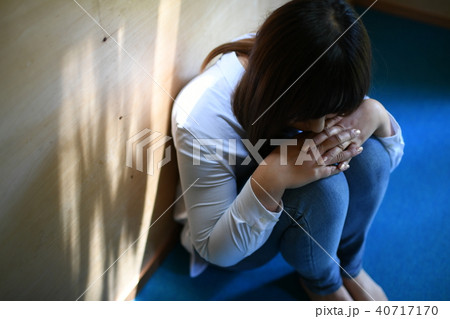 女性のうつ病　暗いイメージ　ネガティブ　 40717170