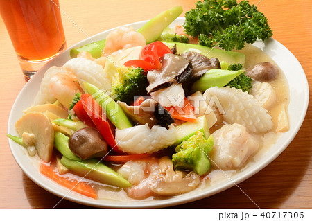 中華料理　海鮮と野菜の炒め物と紹興酒 40717306