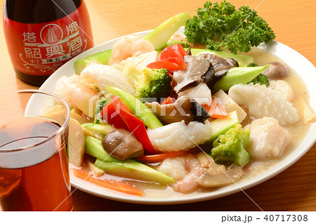 中華料理　海鮮と野菜の炒め物と紹興酒 40717308