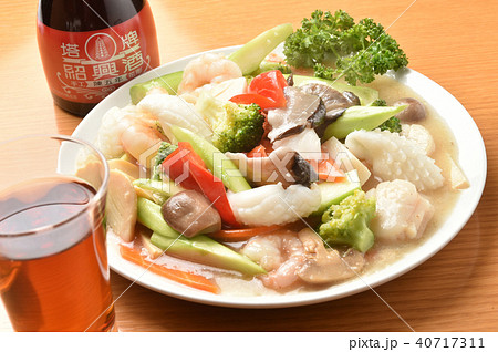 中華料理　海鮮と野菜の炒め物と紹興酒 40717311