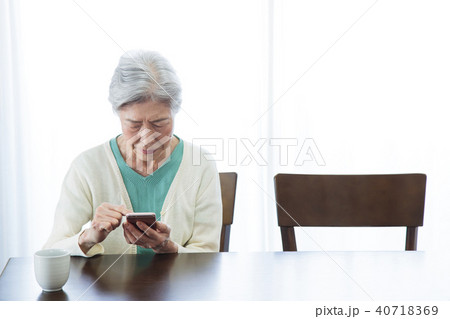 シニア　女性　高齢者　おばあちゃん 40718369