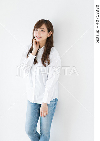 白シャツのさわやかな女性の写真素材