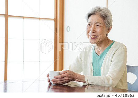 シニア 女性 高齢者 おばあちゃん シニア 女性 高齢者 おばあちゃん 40718962