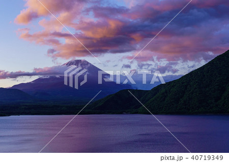 本栖湖 富士山 朝焼け 本栖湖 富士山 朝焼け 40719349