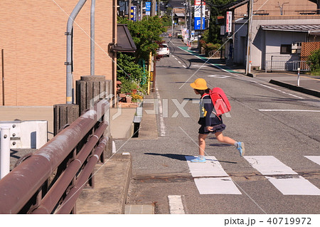 小学生の通学路 40719972