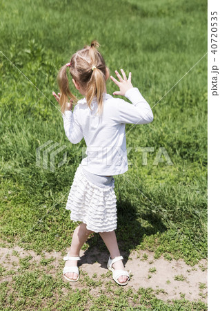 Portrait unfolded back child 40720535