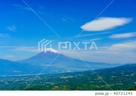 (静岡県)丹那盆地上空を飛ぶハンググライダーと富士山 (静岡県)丹那盆地上空を飛ぶハンググライダーと富士山 40721245