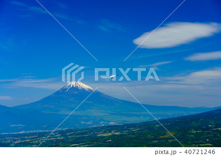 （静岡県）丹那盆地上空を飛ぶハンググライダーと富士山 40721246