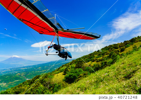 （静岡県）飛び立つハンググライダーと富士山 40721248
