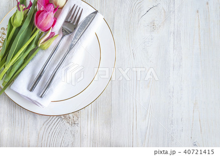 Festive table setting with purple tulips 40721415