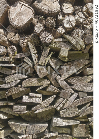 たくさんの薪 40721892