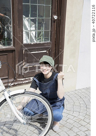 自転車の整備をする若い女性 40722116