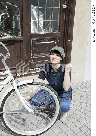 自転車の整備をする若い女性 自転車の整備をする若い女性 40722117