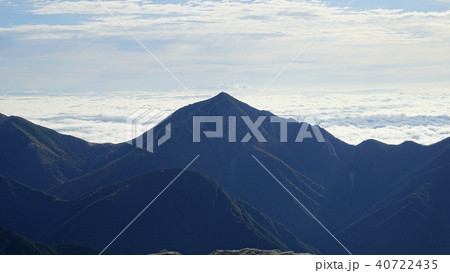 朝、南岳から常念岳のシルエットを見る 40722435
