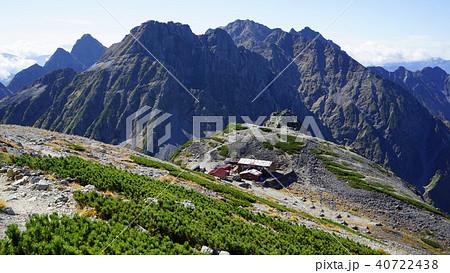 朝の南岳山頂から南岳小屋と穂高連邦を眺める 朝の南岳山頂から南岳小屋と穂高連邦を眺める 40722438