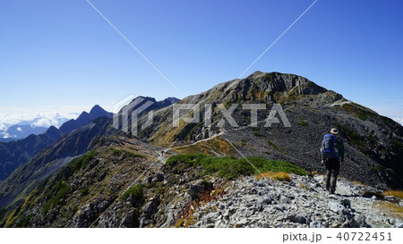 天狗原分岐から南岳山頂と穂高連邦を見る 40722451