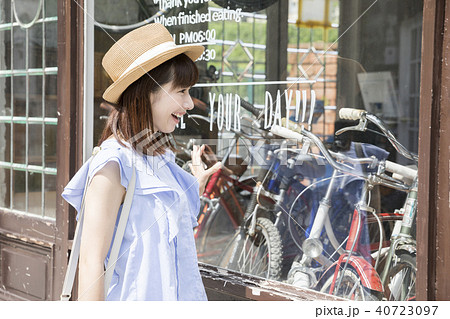サイクルショップを覗く女性 買い物 ショッピング サイクルショップを覗く女性 買い物 ショッピング 40723097