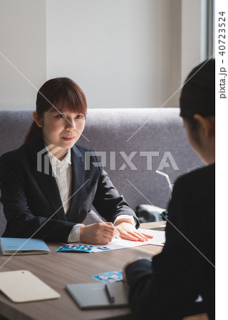 リクルートスーツを着た女性 リクルートスーツを着た女性 40723524