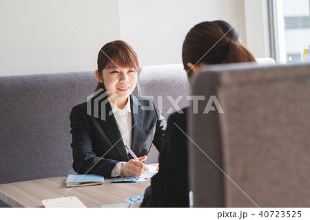 リクルートスーツを着た女性 リクルートスーツを着た女性 40723525