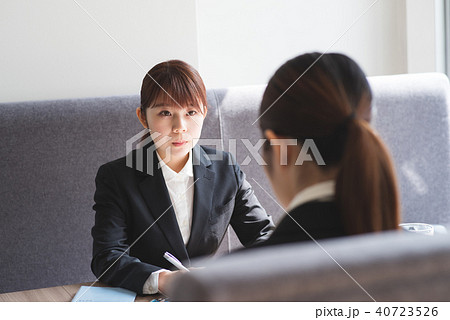 リクルートスーツを着た女性 リクルートスーツを着た女性 40723526