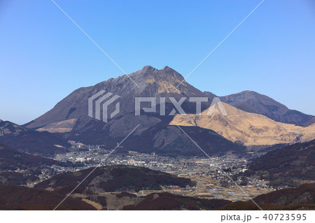 蛇越展望台　冬の由布岳と由布院盆地 40723595