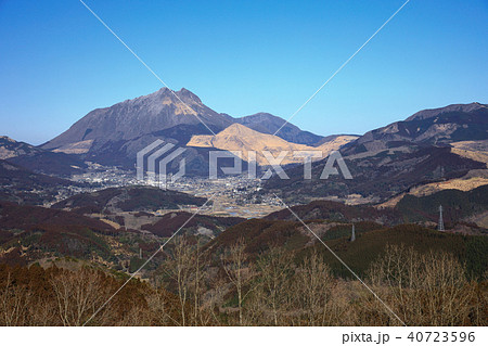 蛇越展望台　冬の由布岳と由布院盆地 40723596