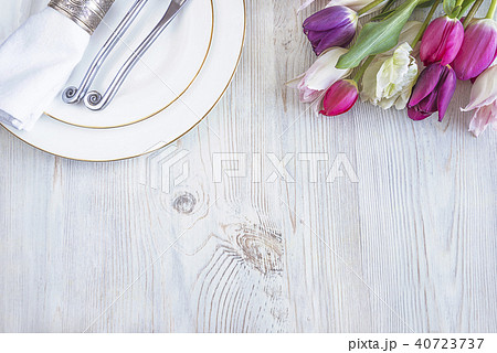 Festive table setting with multicolored tulips Festive table setting with multicolored tulips 40723737