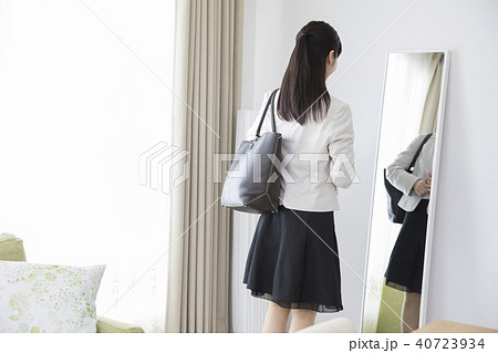 若い女性・出勤前の身支度 40723934