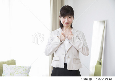 若い女性・出勤前の身支度 40723938